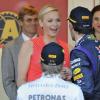 La princesse Charlene joyeuse face à Mark Webber, 3e du Grand Prix de Monaco remporté par Nico Rosberg, le 26 mai 2013. En arrière-plan, Tatiana Santo Domingo.