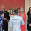 Nico Rosberg heureux et célébré par le prince Albert de Monaco, la princesse Charlene, Andrea Casiraghi et Tatiana Santo Domingo, et Pierre Casiraghi et Beatrice Borromeo, lors de la cérémonie de remise des trophées du Grand Prix de Monaco, le 26 mai 2013, remporté devant Sebastian Vettel et Mark Webber.
