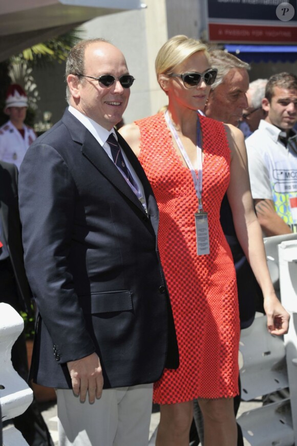 Le prince Albert II de Monaco et la princesse Charlene dans les paddocks du Grand Prix de F1 de Monaco avant la course, le 26 mai 2013