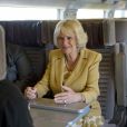  Camilla Parker Bowles à bord de l'Eurostar au matin du 27 mai 2013, à destination de Paris pour une visite de deux jours en sa qualité notamment de marraine d'Emmaüs UK. 