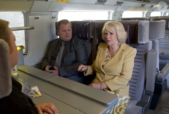 <p>Camilla Parker Bowles à bord de l'Eurostar au matin du 27 mai 2013, à destination de Paris pour une visite de deux jours en sa qualité notamment de marraine d'Emmaüs UK.</p>