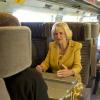 Camilla Parker Bowles à bord de l'Eurostar au matin du 27 mai 2013, à destination de Paris pour une visite de deux jours en sa qualité notamment de marraine d'Emmaüs UK.