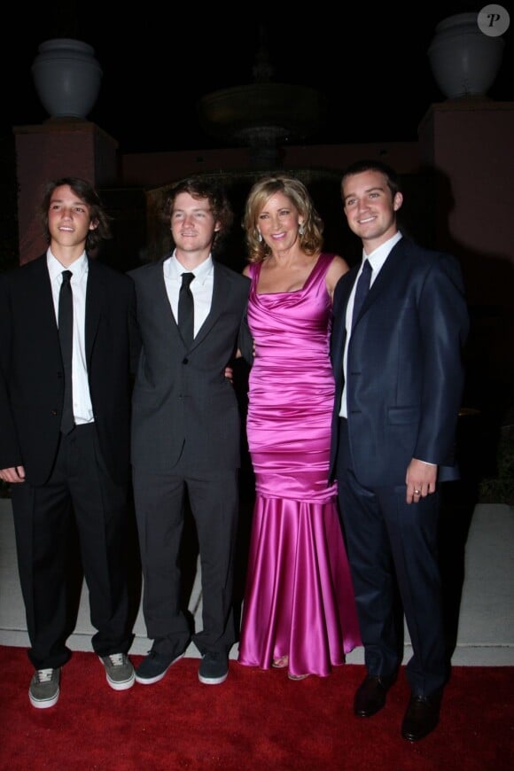 Chris Evert et ses trois garçons Colton Mill, Nicky Mill et Alex Mill au gala du Chris Evert/Raymond James Pro-Celebrity Tennis Classic à Delray Beach le 27 octobre 2012