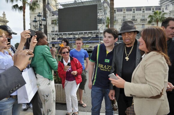 Exclu - Joe Jackson entouré d'admirateurs de Michael Jackson à Monaco, le 27 mai 2013.