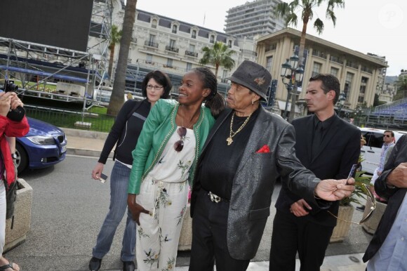 Exclu - Joe Jackson entouré d'admirateurs de Michael Jackson à Monaco, le 27 mai 2013.