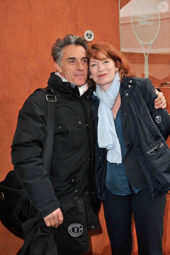 Gérard Holtz et sa femme Muriel dans les allées du Village de Roland-Garros le 28 mai 2013 lors du troisième jour des Internationaux de France