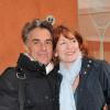 Gérard Holtz et sa femme Muriel dans les allées du Village de Roland-Garros le 28 mai 2013 lors du troisième jour des Internationaux de France