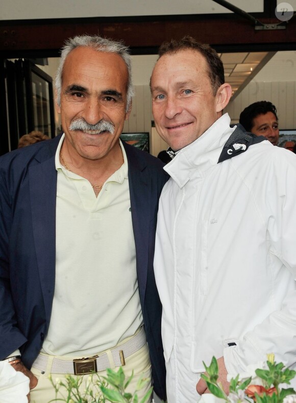 Mansour Barami et Jean-Pierre Papin dans les allées du Village de Roland-Garros le 28 mai 2013 lors du troisième jour des Internationaux de France