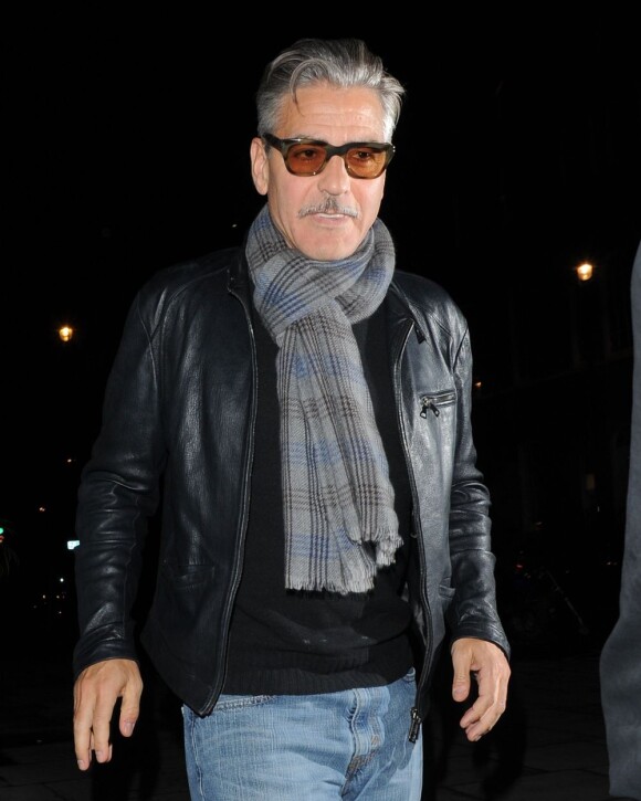 George Clooney sortant du restaurant Locanda Locatelli, à Londres le 24 mai 2013