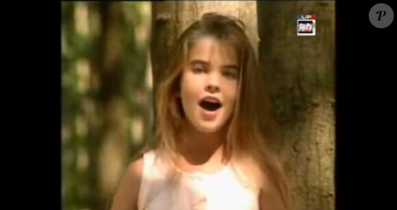 Photo issue du clip de la jeune Melody "Y'a pas que les grands qui rêvent" (1989).