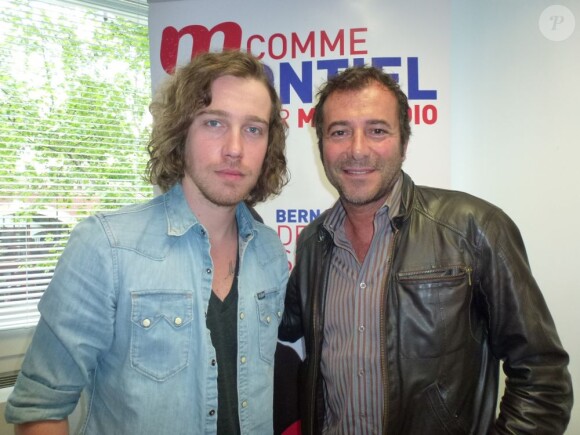 Julien Doré et Bernard Montiel dans les studios de MFM, pour une interview diffusée samedi 1er juin 2013.