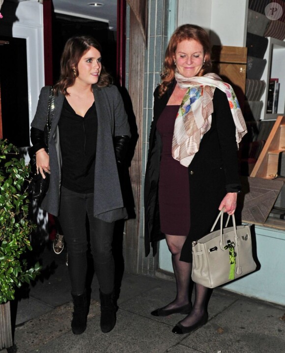 Sarah Ferguson et sa fille la princesse Eugenie après leur dîner avec Robbie Williams à Londres, le 31 mai 2013.