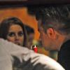 Robbie Williams en pleine converstion avec la princesse Beatrice lors d'un dîner à Londres, le 31 mai 2013.