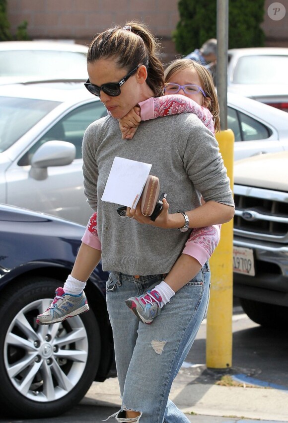 L'actrice Jennifer Garner et sa fille Seraphina dans les rues de Los Angeles. Le 1er juin 2013.