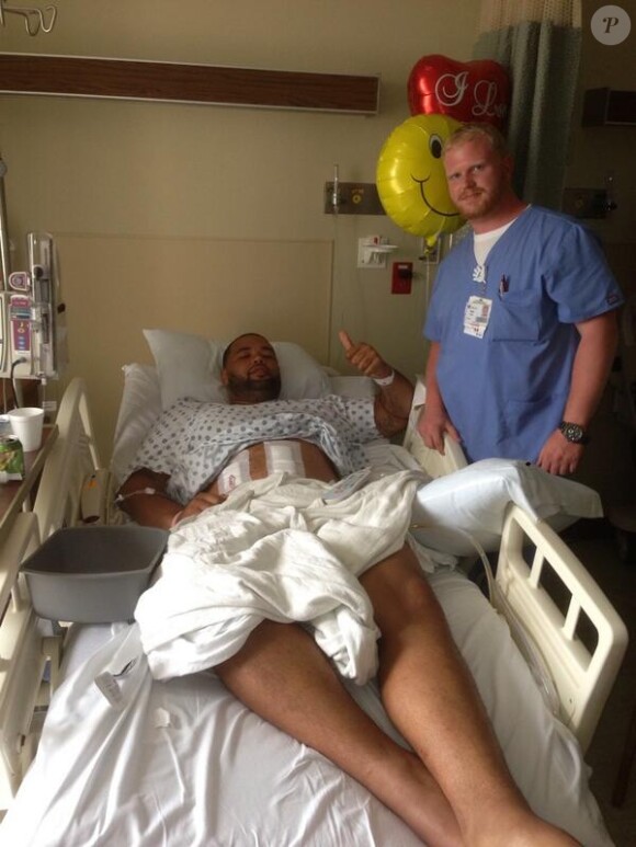 Mike Adams, offensive tackle des Pittsburgh Steelers en NFL, a été victime d'une agression devant son domicile le 1er juin 2013. Blessé à l'arme blanche par l'un de ses trois agresseurs, ses jours ne sont pas en danger.
