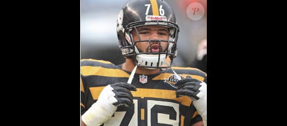 Mike Adams, offensive tackle des Pittsburgh Steelers en NFL, a été victime d'une agression devant son domicile le 1er juin 2013. Blessé à l'arme blanche par l'un de ses trois agresseurs, ses jours ne sont pas en danger.