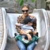 Miranda Kerr, tout sourire, s'amuse à New York avec son fils Flynn dans un parc de la Big Apple. Le 2 juin 2013