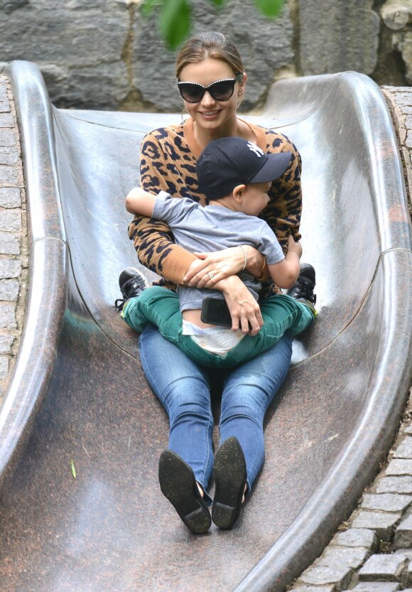 Miranda Kerr, tout sourire, s'amuse à New York avec son fils Flynn dans un parc de la Big Apple. Le 2 juin 2013