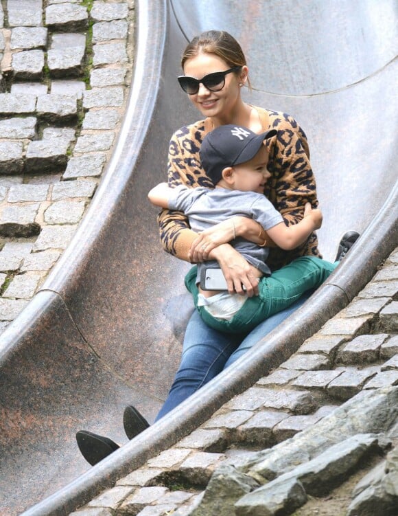 Le top Miranda Kerr s'amuse à New York avec son fils Flynn dans un parc de la Big Apple. Le 2 juin 2013