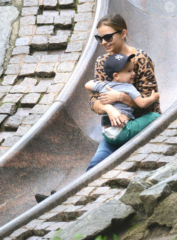 Miranda Kerr passe une délicieuse journée à New York avec son fils Flynn dans un parc de la Big Apple. Le 2 juin 2013