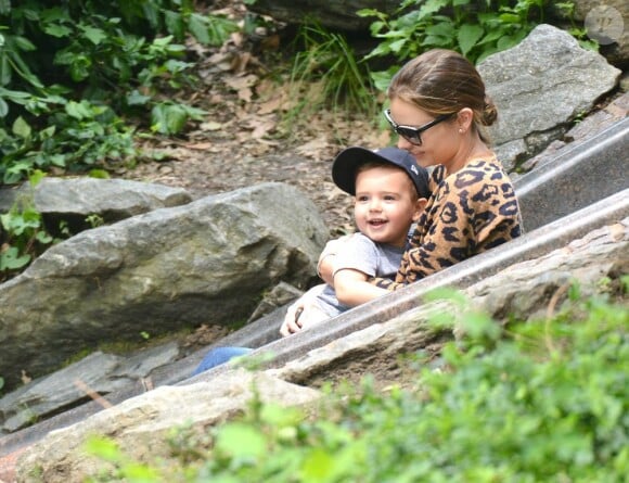 Le mannequin australien Miranda Kerr s'amuse à New York avec son fils Flynn dans un parc de la Big Apple. Le 2 juin 2013