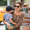 Miranda Kerr s'amuse à New York avec son fils Flynn dans un parc de la Big Apple. Le 2 juin 2013