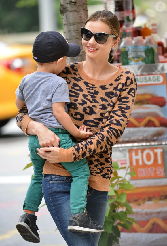 Miranda Kerr s'amuse à New York avec son fils Flynn dans un parc de la Big Apple. Le 2 juin 2013