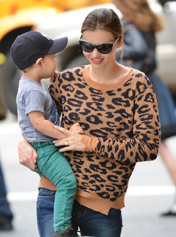 Miranda Kerr s'amuse à New York avec son fils Flynn dans un parc de la Big Apple. Le 2 juin 2013