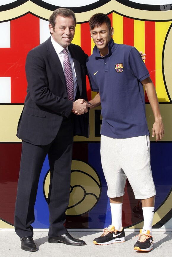 Neymar lors de sa signature au FC Barcelone, avec le président du club Sandro Rosell, le 3 juin 2013 à Barcelone.