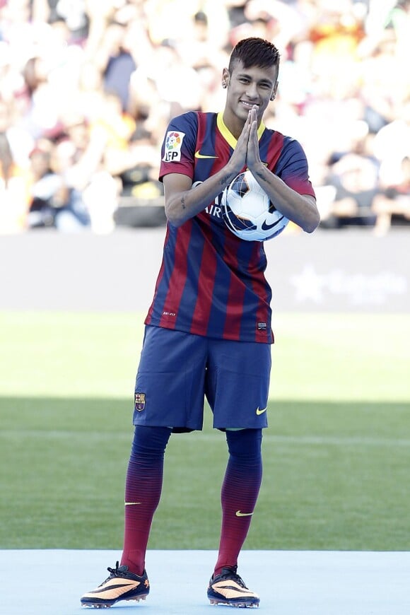 Le footballeur brésilien Neymar présenté en tant que nouveau joueur du FC Barcelone au Camp Nou à Barcelone, le 3 juin 2013.