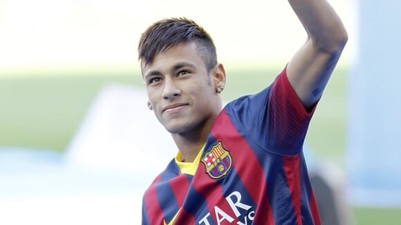 Neymar : Reçu comme un roi au FC Barcelone, sous les yeux de sa sublime Bruna
