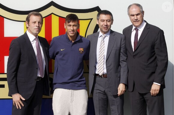 Neymar lors de sa signature au FC Barcelone, avec le président du club Sandro Rosell, le vice-président Josep Maria Bartumeu, et le directeur sportif Andoni Zubizarreta le 3 juin 2013 à Barcelone.