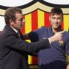 Neymar lors de sa signature au FC Barcelone, avec le président du club Sandro Rosell, le 3 juin 2013 à Barcelone.