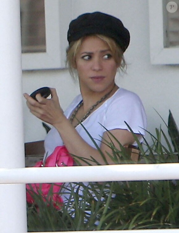 Shakira, jeune maman complètement détendue près du magasin Fred Segal à Los Angeles. Le 1 juin 2013.