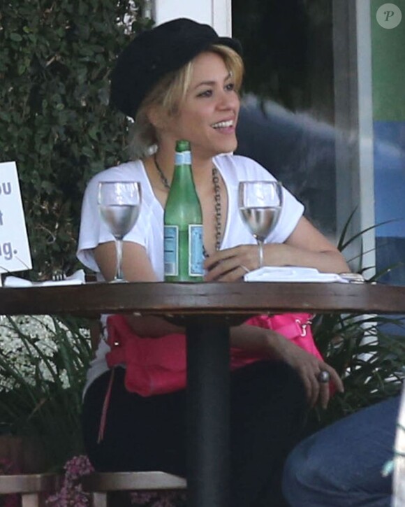 Shakira, souriante lors d'une après-midi shopping près du magasin Fred Segal à Los Angeles. Le 1 juin 2013.