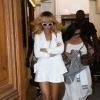 Rihanna, sous bonne escorte, se promène à Paris. Le 4 juin 2013.