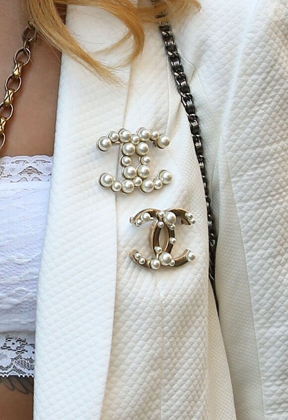 Rihanna accessoirise sa tenue de bijoux et de broches Chanel. Paris, le 4 juin 2013.