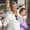 Le papa-poule Mel Gibson et sa fille Lucia se sont amusés au Topanga Mall, Topanga (Californie), le 3 juin 2013.