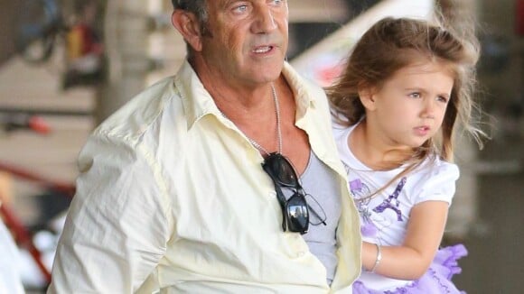 Mel Gibson : Papa poule protecteur avec sa fille Lucia, 3 ans, malgré les tracas
