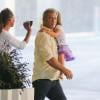 Mel Gibson papa protecteur au côté de Lucia, sa dernière fille, au Topanga Mall, Topanga (Californie), le 3 juin 2013.