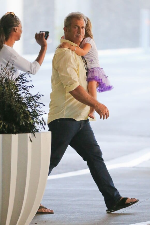 Mel Gibson papa protecteur au côté de Lucia, sa dernière fille, au Topanga Mall, Topanga (Californie), le 3 juin 2013.