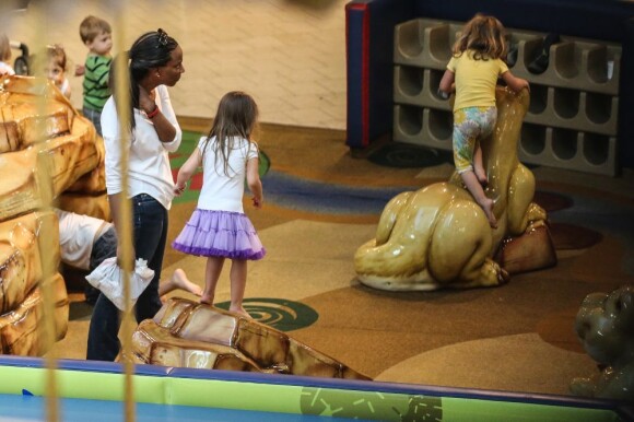 Lucia, la fille de Mel Gibson, s'éclate au Topanga Mall, Topanga (Californie), le 3 juin 2013.