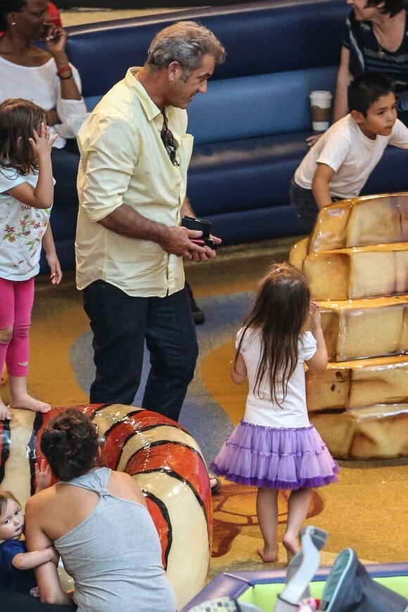 Mel Gibson avec Lucia au milieu des enfants au Topanga Mall, Topanga (Californie), le 3 juin 2013.
