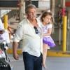 L'adorable Lucia dans les bras de son papa Mel Gibson à la sortie du Topanga Mall, Topanga (Californie), le 3 juin 2013.