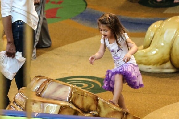 La très mignonne Lucia avec sa nounou et Mel Gibson au Topanga Mall, Topanga (Californie), le 3 juin 2013.