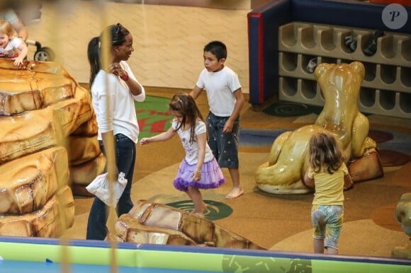 La nounou de Lucia surveille la petite de Mel Gibson au Topanga Mall, Topanga (Californie), le 3 juin 2013.