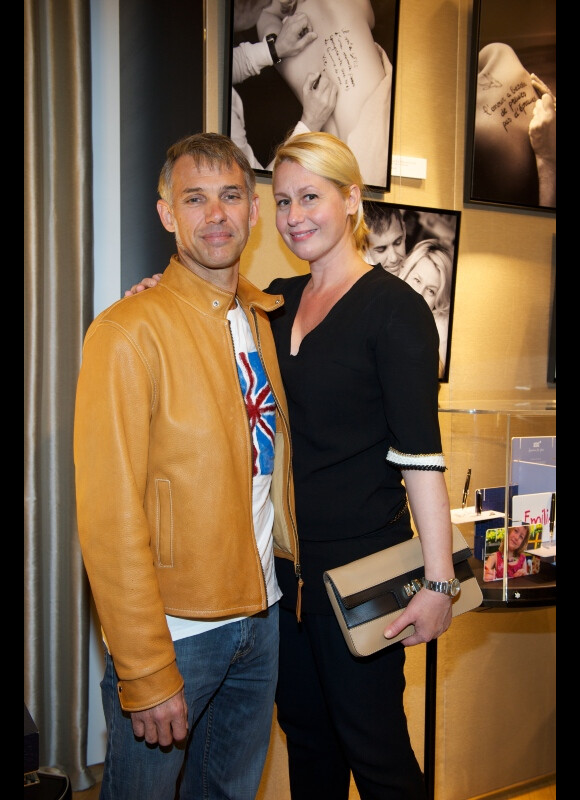 Paul et Luana Belmondo posent amoureux pendant l'exposition Ecris-moi des mots d'Amour, par Alejandra di Andia, photos de Ian Abela, à la boutique Montblanc, le 4 juin 2013.