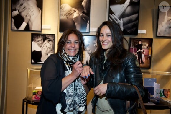 Olivia Provost et Delphine de Turckheim lors de l'exposition Ecris-moi des mots d'Amour, par Alejandra di Andia, photos de Ian Abela, à la boutique Montblanc, le 4 juin 2013.