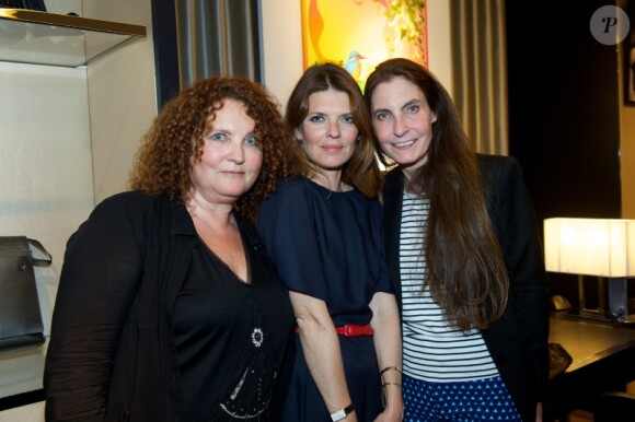 Valérie Mairesse et Gwendoline Hamon à l'exposition Ecris-moi des mots d'Amour, par Alejandra di Andia, photos de Ian Abela, à la boutique Montblanc, le 4 juin 2013.