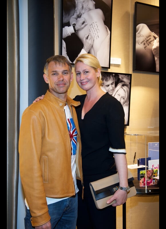 Paul et Luana Belmondo pendant l'exposition Ecris-moi des mots d'Amour, par Alejandra di Andia, photos de Ian Abela, à la boutique Montblanc, le 4 juin 2013.